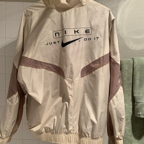 Brand new with tags women’s Nike Windbreaker Size M - Picture 2 of 4